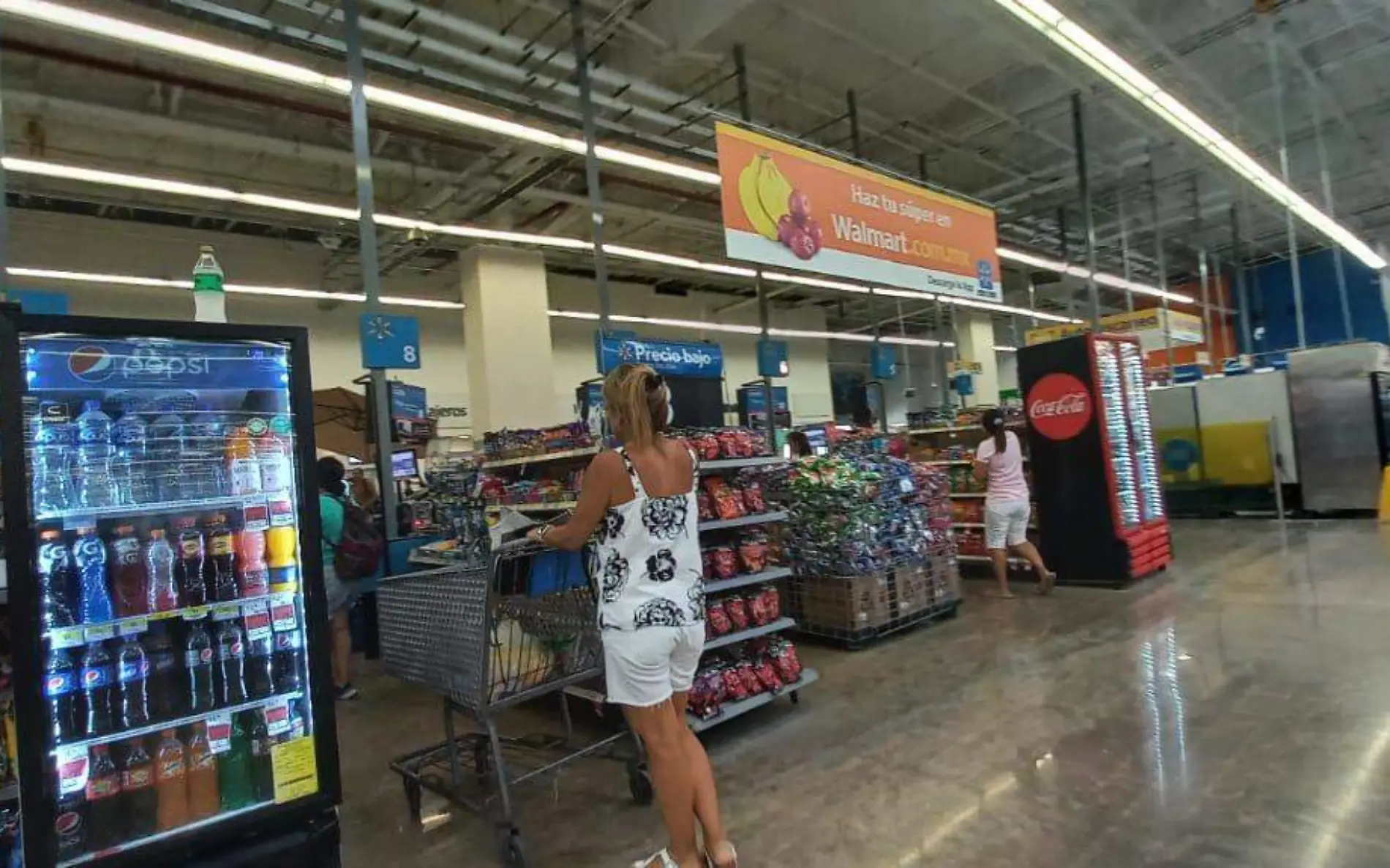 Tienda Waltmart abre sus puertas tras horas cerrada 